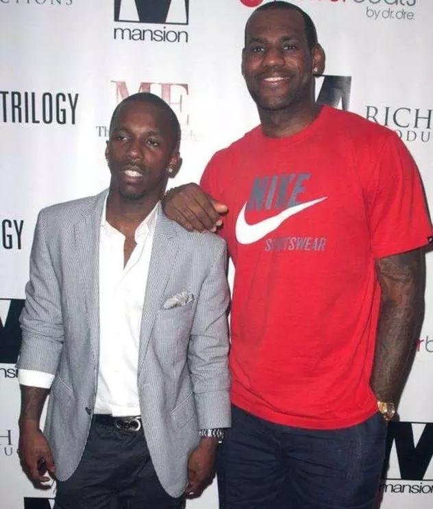 依靠紧凑的 依靠紧凑的